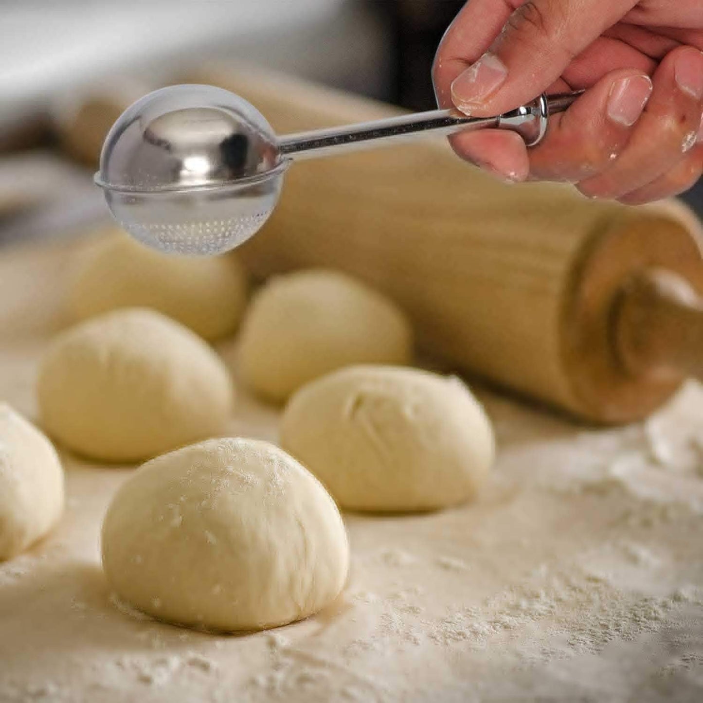 Flour Duster for Baking One-Handed Operation 304 Stainless Steel Powdered Sugar Shaker Duster